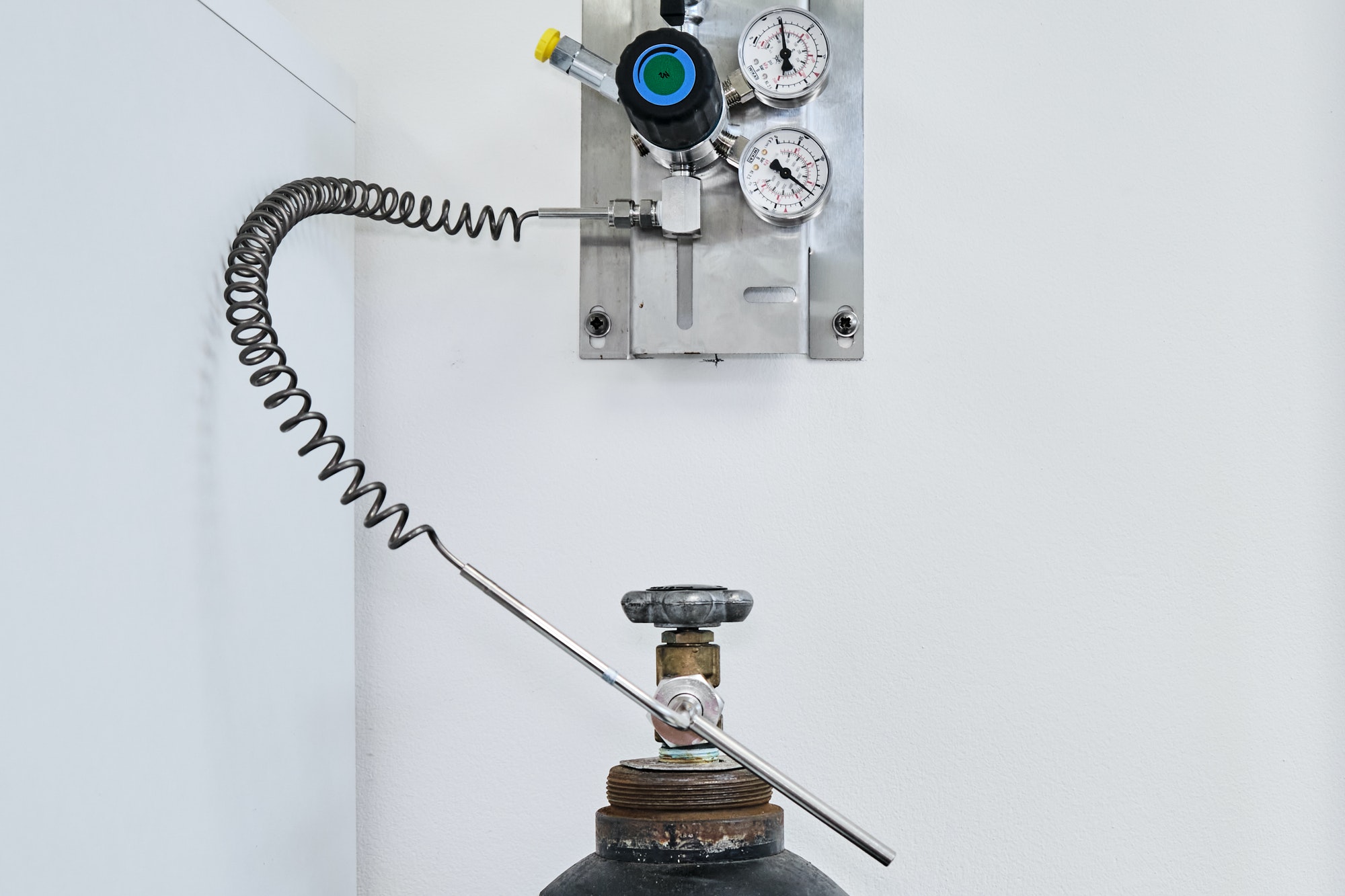 Connected nitrogen cylinder. Measurement of pressure