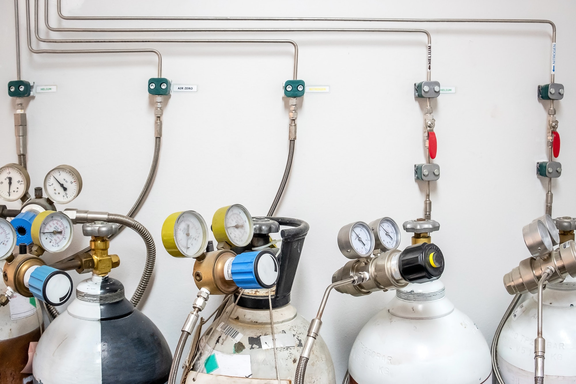 Valves of nitrogen, Helium, Oxygen ( Air Zero) tank and Gas Pressure Meter with Regulator