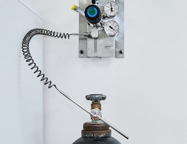 Connected nitrogen cylinder. Measurement of pressure